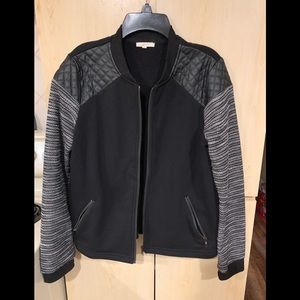 MYSTREE BLACK AND WHITE SHORT ZIP UP JACKET SIZE M
